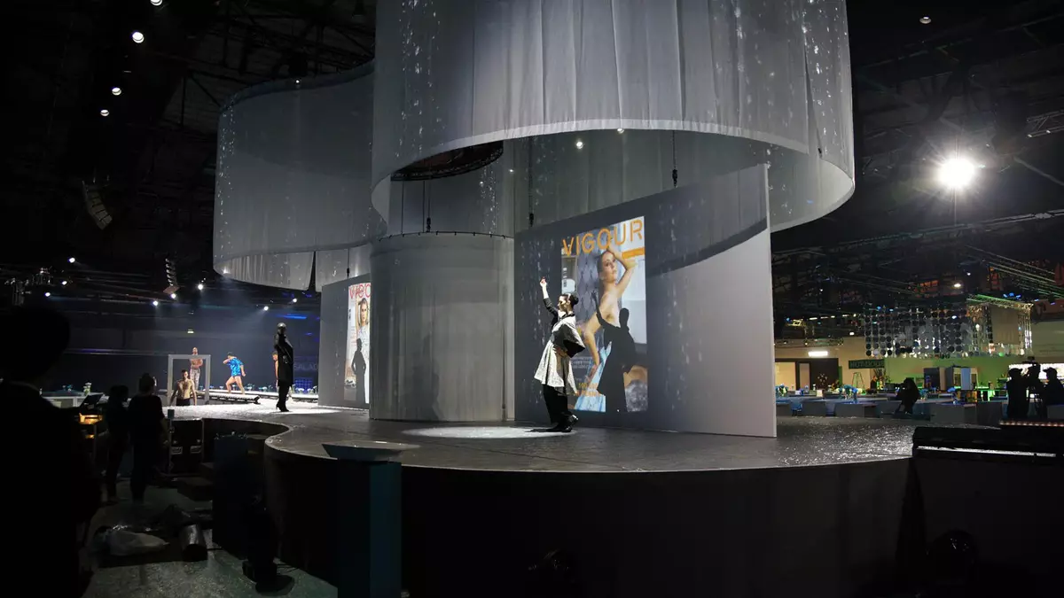 Gewölbte Projektionsfläche